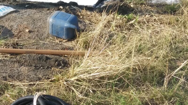 Bomba de água é instalada no poço artesiano perfurado na comunidade de Cruzeirinho