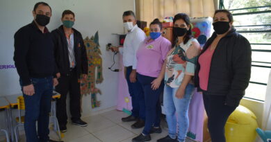 Prefeito Ademilson Conrado realiza visita aos Núcleos escolares do interior do município os quais agora contam com sinal de internet