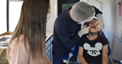 Odontólogos da Secretaria Municipal de Saúde realizam ação com estudantes do município