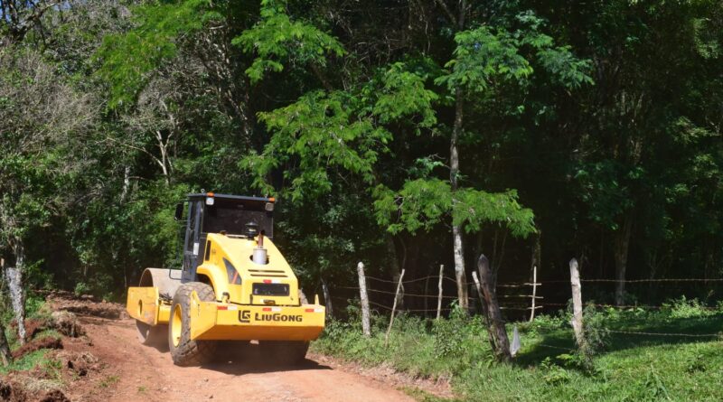 Secretaria Municipal de Obras da continuidade nos trabalhos de manutenção das estradas pelo interior do município