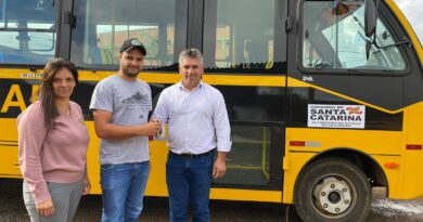 Município de Cerro Negro recebe novo ônibus escolar destinado através do Governo do Estado