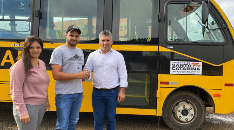 Município de Cerro Negro recebe novo ônibus escolar destinado através do Governo do Estado