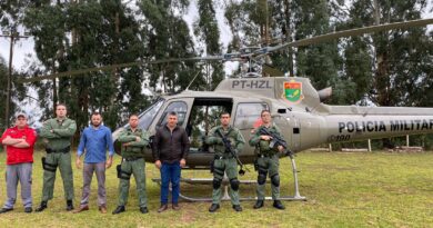 Guarnição da 5º Base de Aviação da Polícia Militar de Santa Catarina visitam o município de Cerro Negro a bordo da aeronave Águia 04